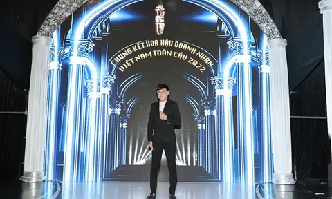 NTK dạ hội Tommy Nguyễn trao giải Người đẹp dạ hội cho doanh nhân Lý Thị Ngân