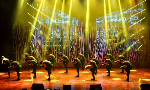 Đặc sắc Chương trình nghệ thuật "Ánh Sao Thành Đồng" của Đoàn Văn công Quân khu 7