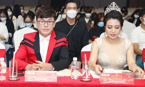 Á hậu Nguyễn Thị Lan Hương sang trọng chấm thi bán kết Hoa hậu Doanh nhân Việt Nam Toàn cầu 2022