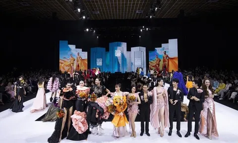 Vợ chồng Khánh Thi - Phan Hiển khiêu vũ trên sàn diễn thời trang