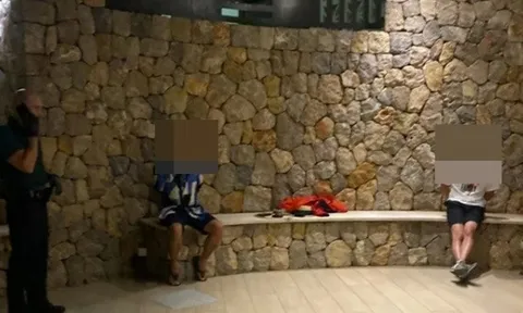 Lời khai của cô gái 17 tuổi người Anh tố 2 nghệ sĩ nổi tiếng hiếp dâm