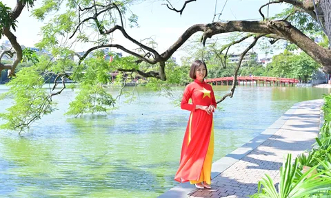 Á hậu Lê Thị Khánh Vân khoe nhan sắc rạng ngời trong tà áo dài truyền thống giữa trời thu Hà Nội